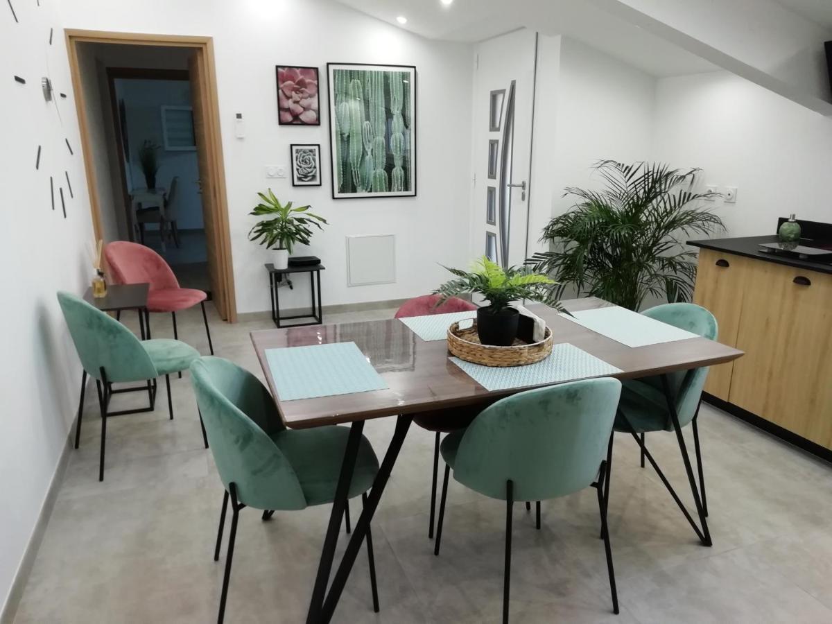 Appartement Au Dessus De La Maison Du Saunier 생 드 지로 외부 사진