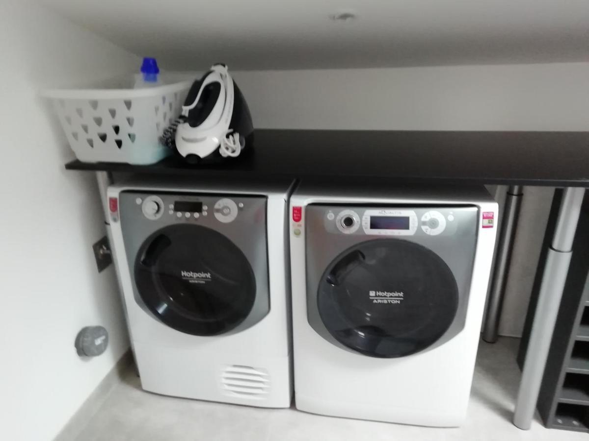 Appartement Au Dessus De La Maison Du Saunier 생 드 지로 외부 사진