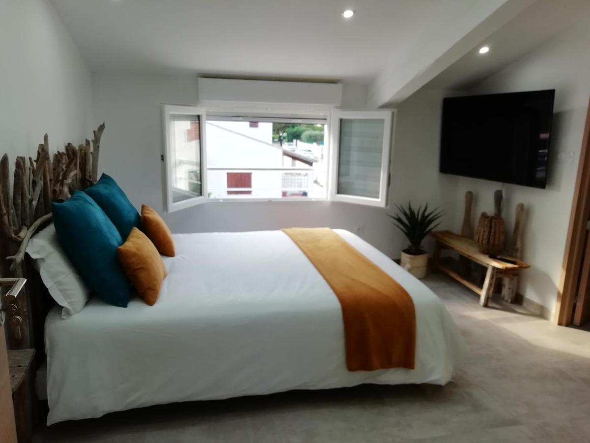 Appartement Au Dessus De La Maison Du Saunier 생 드 지로 외부 사진
